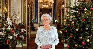What Queen Elizabeth II Gives Her Staff for Christmas?
