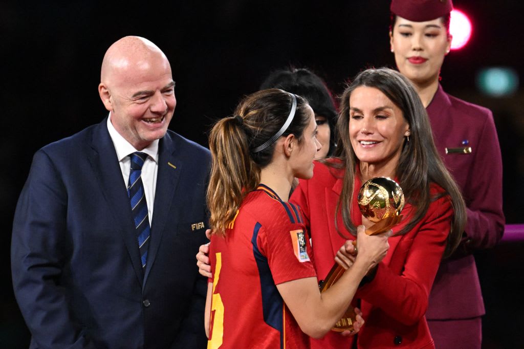 Queen Letizia handing over the 'Golden Ball' award