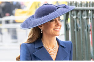 Princess Kate wearing blue beside Prince William at the Commonwealth Day service
